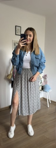 Dłuższa midi spódnica z rozcięciem wiskoza wiskozowa kwiaty czarna biała