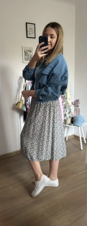 Dłuższa midi spódnica z rozcięciem wiskoza wiskozowa kwiaty czarna biała