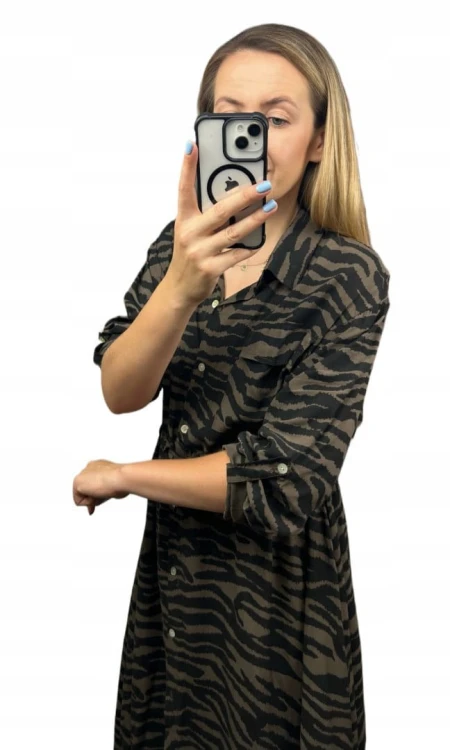 Dłuższa midi sukienka szmizjerka luźna wiskozowa brązowa czarna zebra- WILD TOUCH