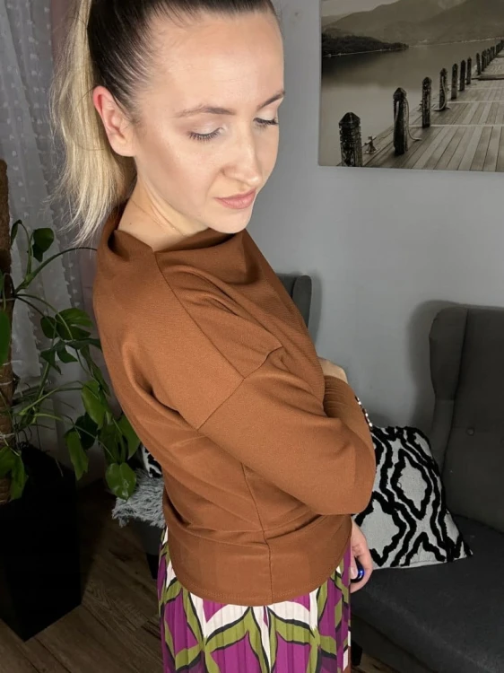 Elegancka bluzka guziki dopasowana elastyczna dekolt łódka