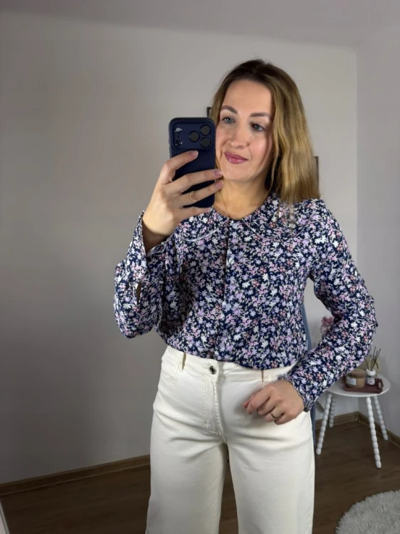 Koszula z kołnierzykiem w kwiaty 100% wiskoza granatowa New Collection- FLORELLA