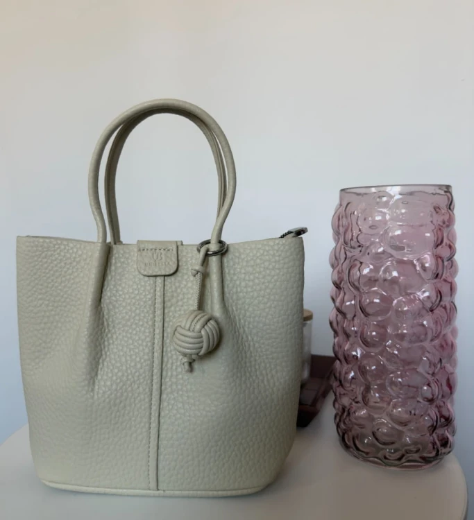 Kremowa torebka torba shopperka z brelokiem ekoskóra długi pasek Unibella