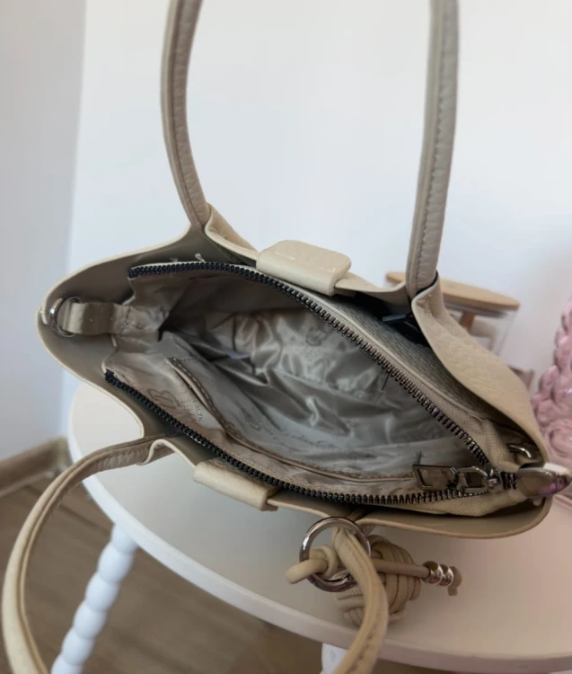 Kremowa torebka torba shopperka z brelokiem ekoskóra długi pasek Unibella