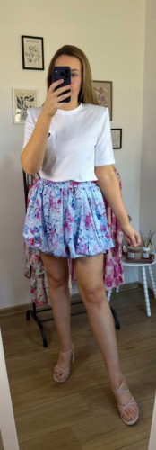 Krótka spódnica bombka wzorzysta luźna w różowe kwiaty kwiatki błękitna