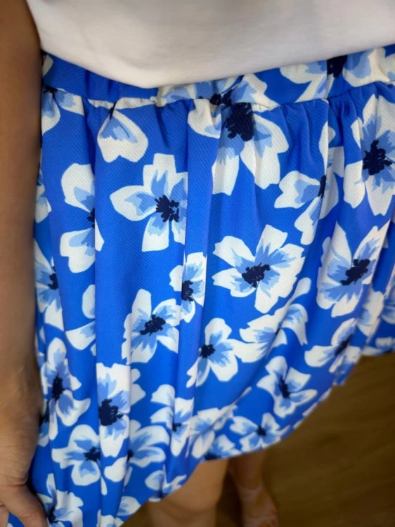 Krótka spódnica bombka wzorzysta w kwiaty kwiatki biała niebieska