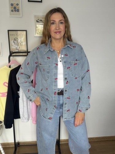Luźna niebieska katana koszula jeansowa oversize wiśnie haft- CHERRY DREAM
