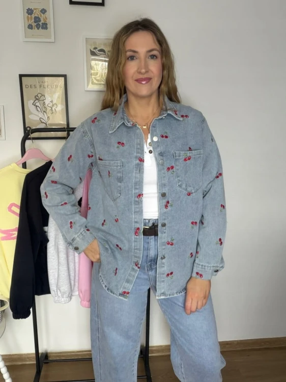Luźna niebieska katana koszula jeansowa oversize wiśnie haft- CHERRY DREAM