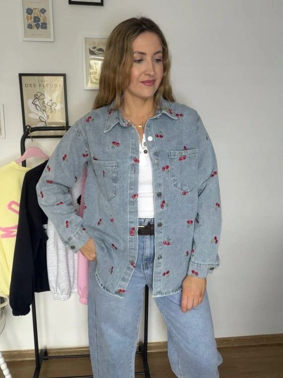 Luźna niebieska katana koszula jeansowa oversize wiśnie haft- CHERRY DREAM