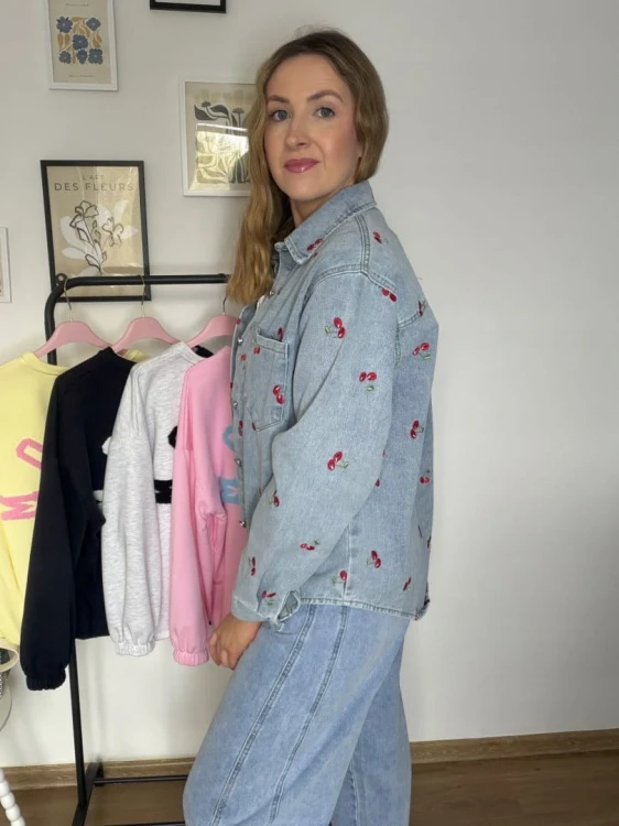Luźna niebieska katana koszula jeansowa oversize wiśnie haft- CHERRY DREAM
