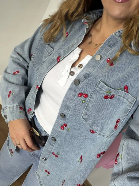 Luźna niebieska katana koszula jeansowa oversize wiśnie haft- CHERRY DREAM