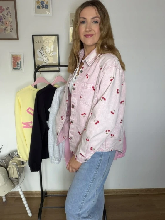 Luźna różowa katana koszula jeansowa jeans oversize wiśnie haft- CHERRY DREAM