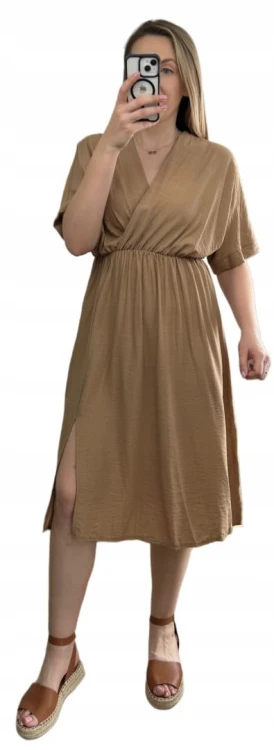 Luźna wiskozowa sukienka midi z rozcięciem kopertowy dekolt wiskoza karmel