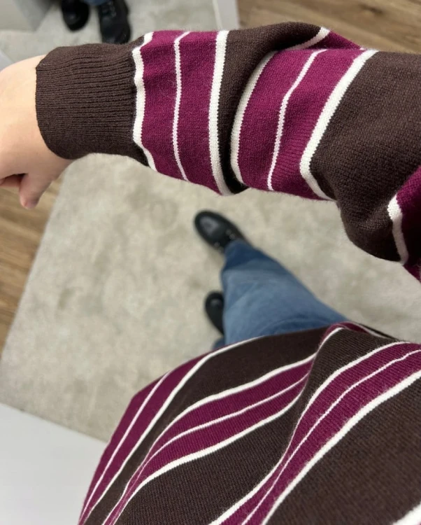 Luźny sweter z kołnierzem polo w paski oversize brązowy bordowy wiskoza- POLOLINE