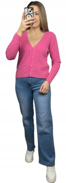 Różowy sweterek guziki warkocz wiskoza dekolt V dopasowany Dolce Piccante