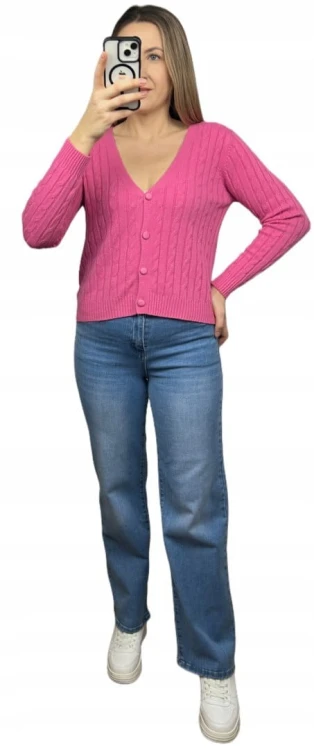 Różowy sweterek guziki warkocz wiskoza dekolt V dopasowany Dolce Piccante