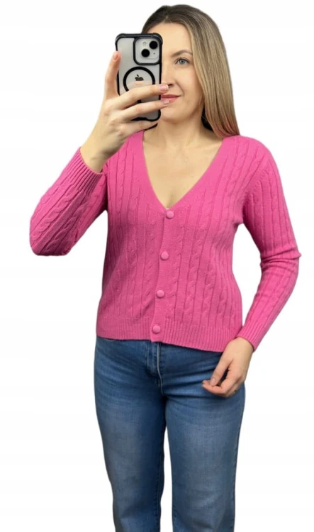Różowy sweterek guziki warkocz wiskoza dekolt V dopasowany Dolce Piccante