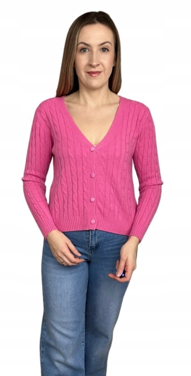 Różowy sweterek guziki warkocz wiskoza dekolt V dopasowany Dolce Piccante