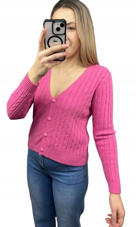 Różowy sweterek guziki warkocz wiskoza dekolt V dopasowany Dolce Piccante