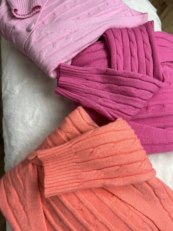 Różowy sweterek guziki warkocz wiskoza dekolt V dopasowany Dolce Piccante