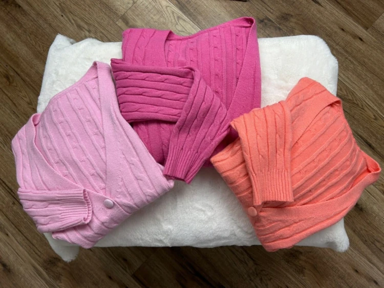 Różowy sweterek guziki warkocz wiskoza dekolt V dopasowany Dolce Piccante