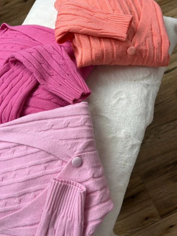 Różowy sweterek guziki warkocz wiskoza dekolt V dopasowany Dolce Piccante