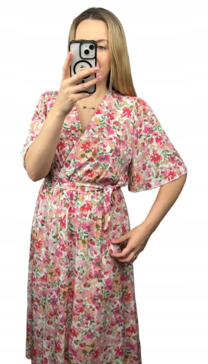 Sukienka midi kopertowy dekolt kwiaty rozcięcie wiskoza różowa jasny beż