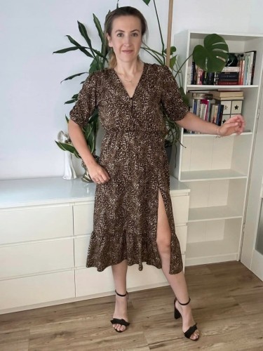 Sukienka midi z rozcięciem w panterka guziki