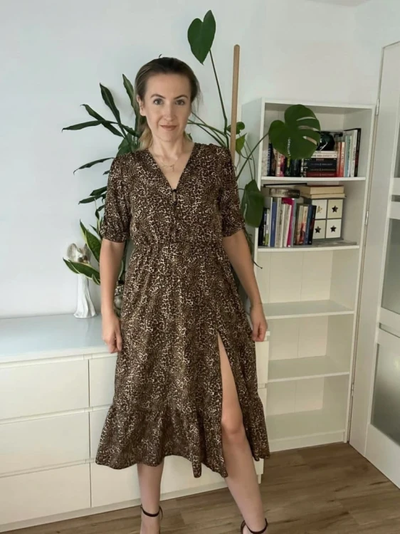 Sukienka midi z rozcięciem w panterka guziki