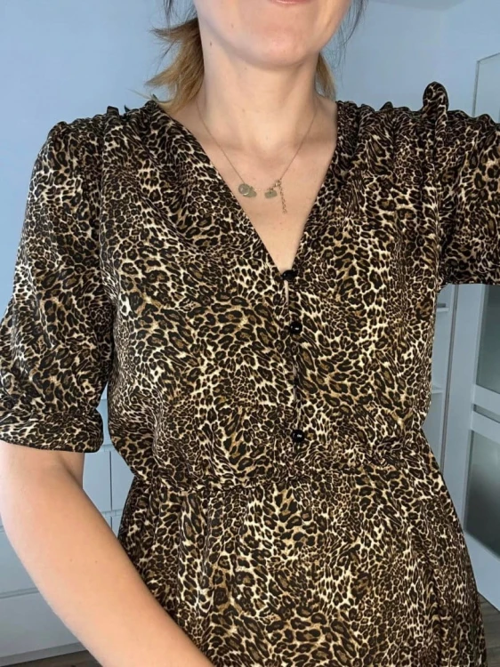 Sukienka midi z rozcięciem w panterka guziki