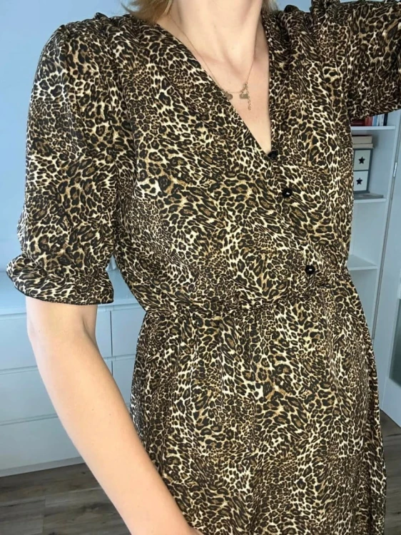 Sukienka midi z rozcięciem w panterka guziki