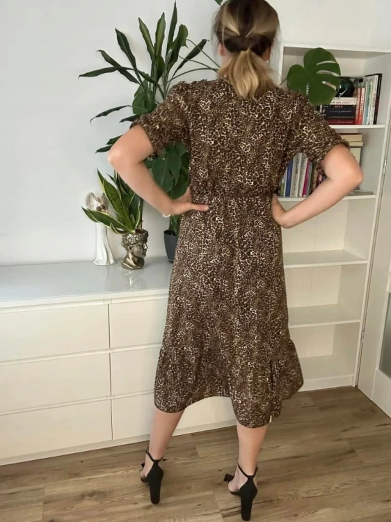 Sukienka midi z rozcięciem w panterka guziki