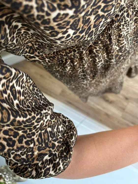 Sukienka midi z rozcięciem w panterka guziki