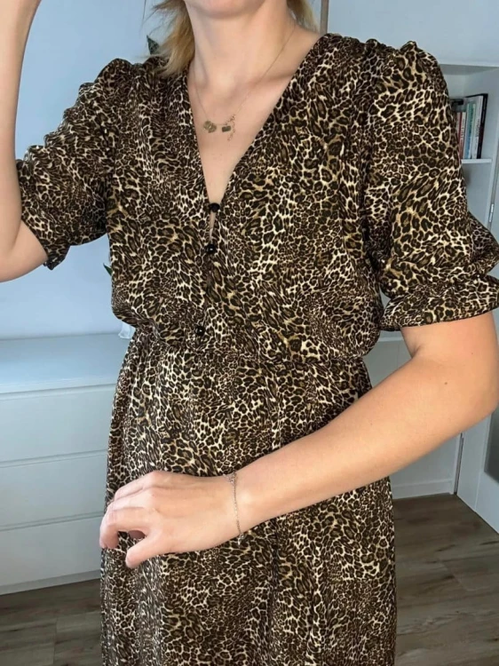 Sukienka midi z rozcięciem w panterka guziki