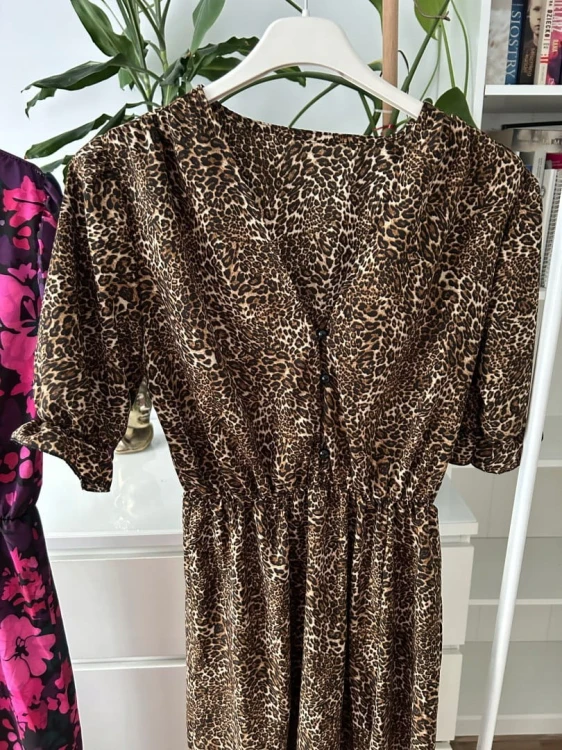 Sukienka midi z rozcięciem w panterka guziki