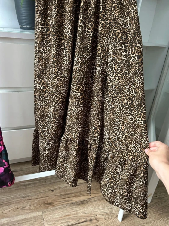 Sukienka midi z rozcięciem w panterka guziki