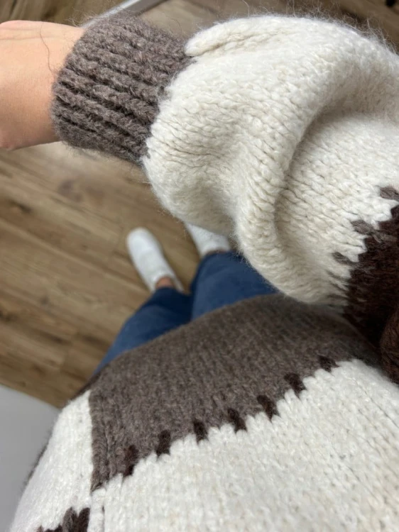 Sweter oversize bufiaste rękawy luźny patch wzorzysty brązowy śmietanka- PATCHY