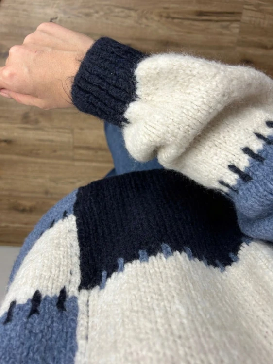Sweter oversize bufiaste rękawy luźny patch wzorzysty niebieski śmietanka- PATCHY