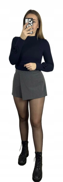 Szare garniturowe spódnico-spodenki na zakładkę w pionowe paski S- GARNITTY