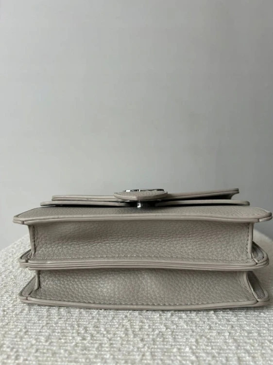 Toupe szaro-beżowa mała torebka na ramię ze srebrnym łańcuszkiem Unibella