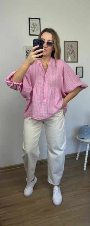 różowa koszula damska oversize luźny krój cała sylwetka