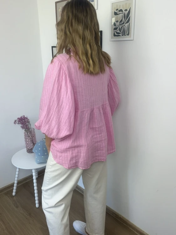 różowa koszula damska stylizacja bok