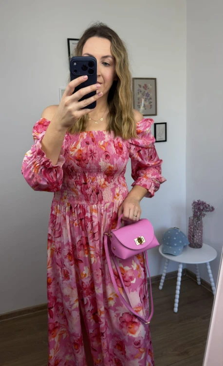 zbliżenie na sukienkę lorena gumonici