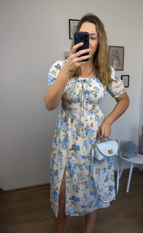 Sukienka FIORELLA midi w kwiaty niebieskie detal dekoltu hiszpanka