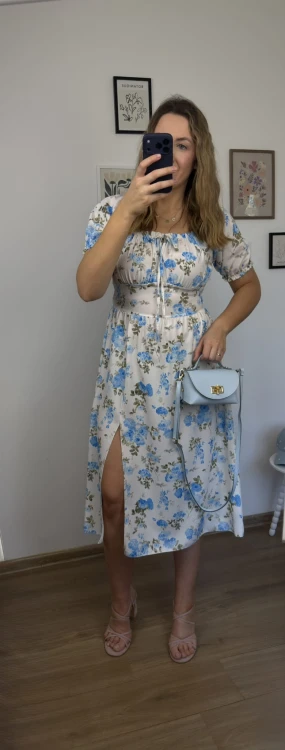 Sukienka FIORELLA midi w kwiaty niebieskie stylizacja z torebką