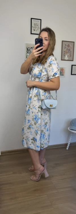 Sukienka FIORELLA midi w kwiaty niebieskie ujęcie sylwetki bok