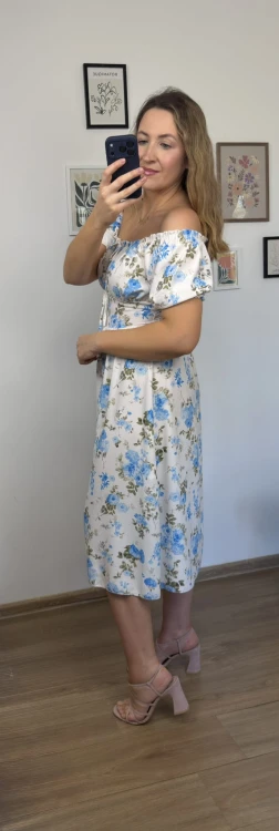 Sukienka FIORELLA midi w kwiaty niebieskie fason midi letnia stylizacja