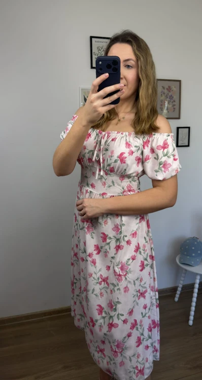 Sukienka FIORELLA midi w kwiaty różowe z rozcięciem na nodze