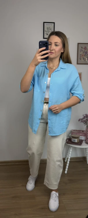 Błękitna koszula muślinowa oversize AMORA stylizacja casual