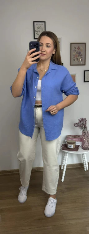 Niebieska koszula muślinowa oversize AMORA stylizacja casual