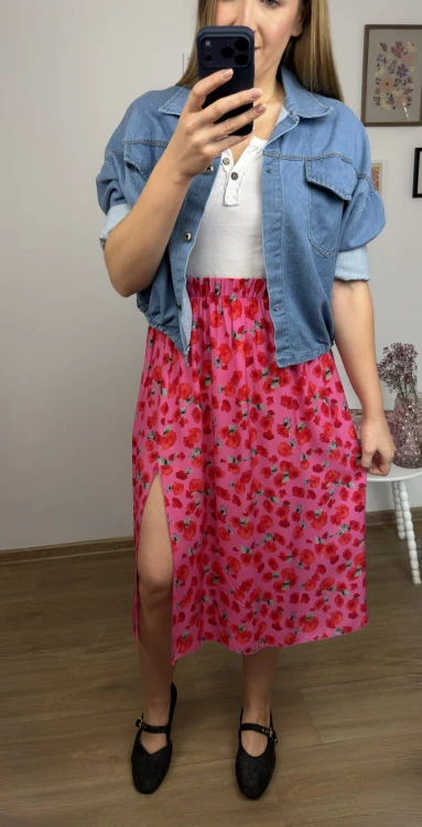 Różowa spódnica damska midi w kwiaty AURELIA stylizacja czerwone róże